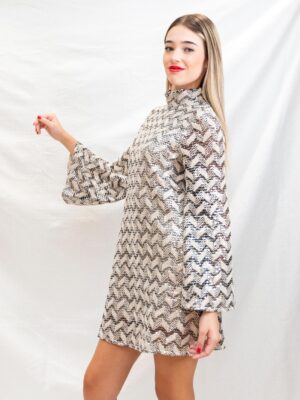 Vestido corto de lentejuelas con estampado geométrico y manga acampanada de la firma Orfeo París