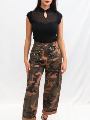Pantalón cargo camuflaje con pedrería de D´l Giulia Mastini