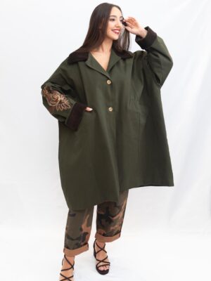 Parka verde bordada de la firma D’l Giulia Mastini disponible en nuestra boutique.