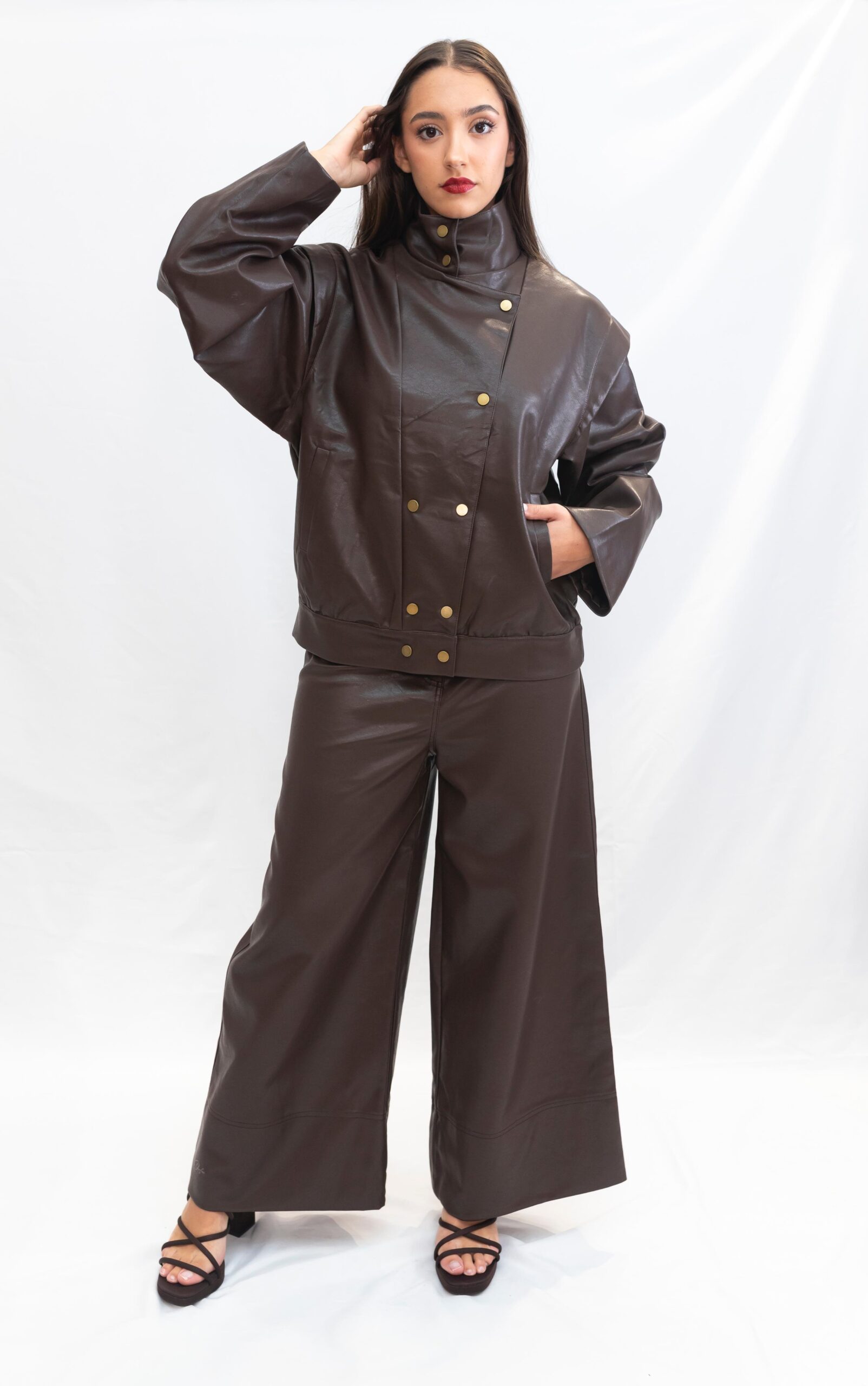 Modelo con pantalón marrón efecto piel Orfeo Paris modelo Olivie