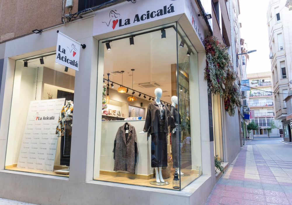 fachada y escaparate de la tienda