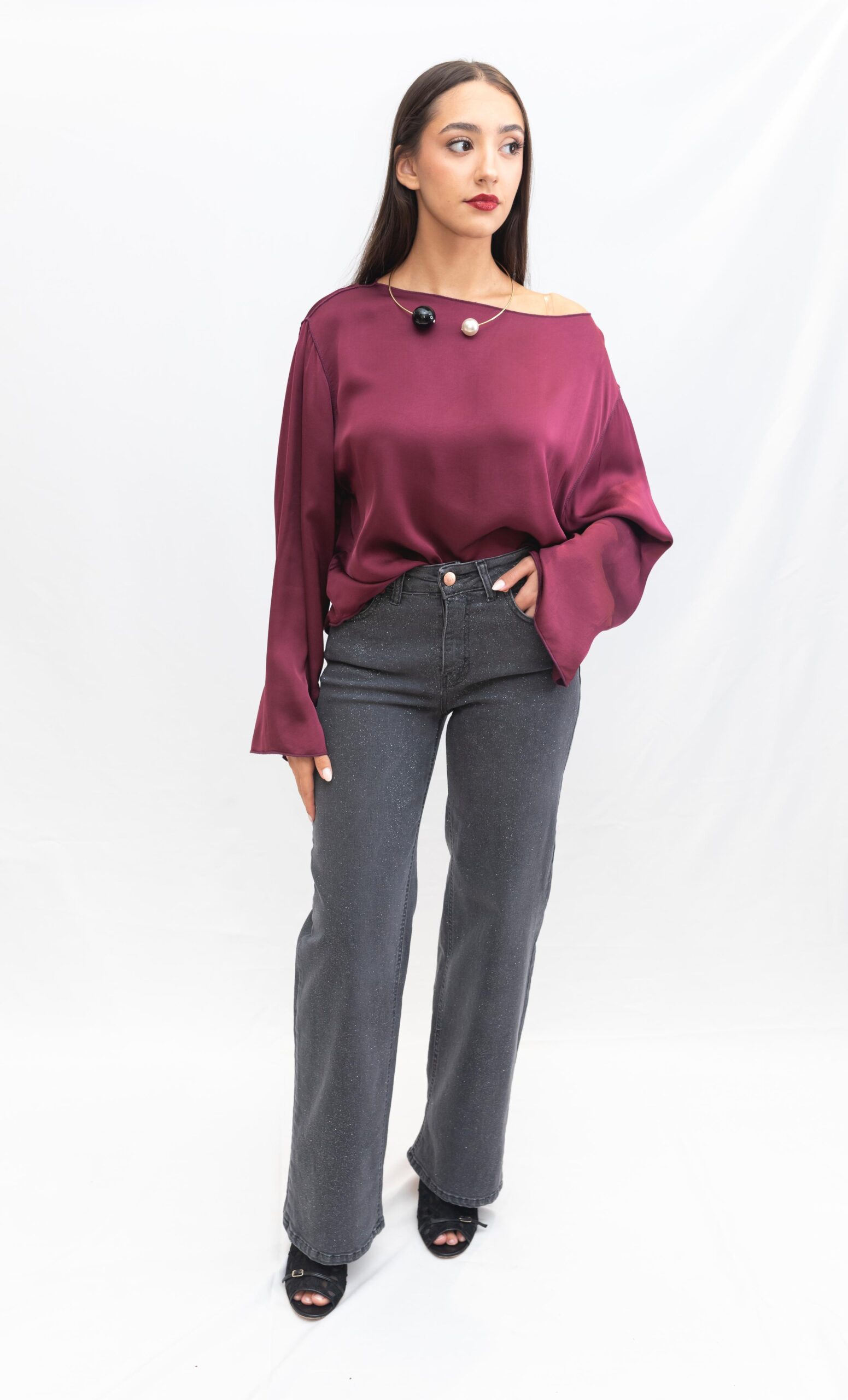 Pantalón gris con destellos brillantes de talle medio D’l visto de frente.