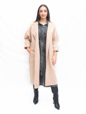 Cárdigan largo beige en punto suave con bolsillos y manga amplia de Orfeo Paris — La Acicalá.