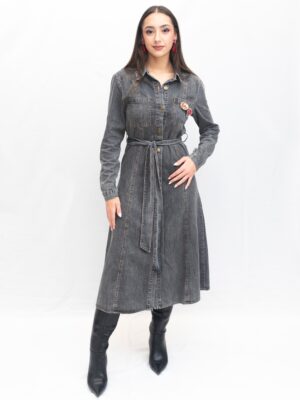 Vestido denim gris midi de Orfeo Paris con cinturón y broches decorativos extraíbles — La Acicalá.