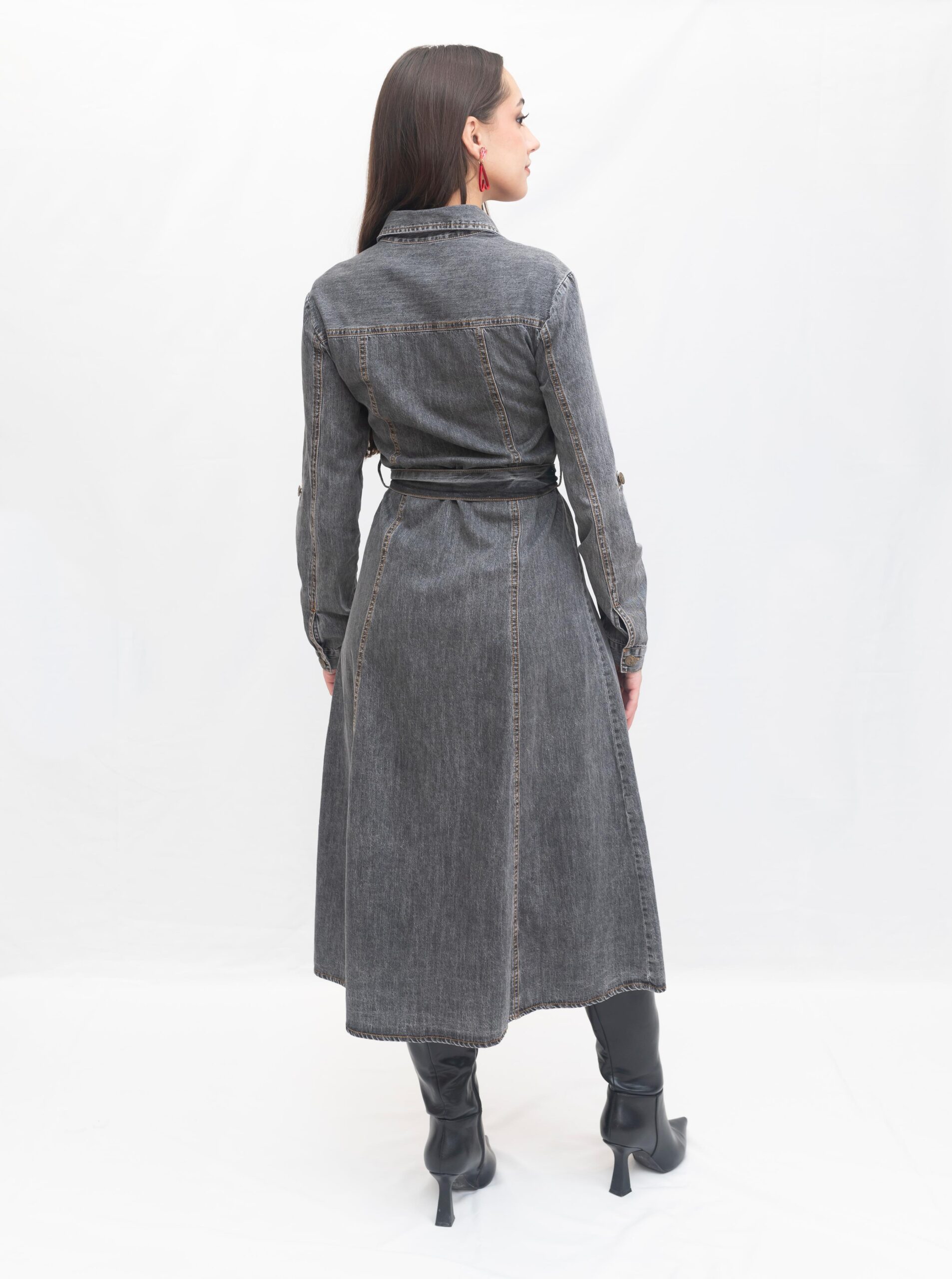 Vestido denim gris midi de Orfeo Paris con cinturón y broches decorativos extraíbles — La Acicalá.