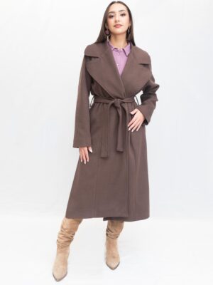 Abrigo largo marrón chocolate con cinturón y solapas amplias de D’l Giulia Mastini — La Acicalá.