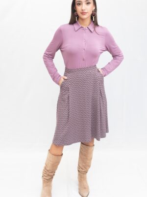 Falda midi estampada en tonos burdeos y rosa de la firma Surkana — La Acicalá.