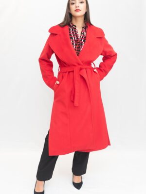 Abrigo largo rojo con cinturón y solapas amplias de la firma D’l Giulia Mastini — La Acicalá.