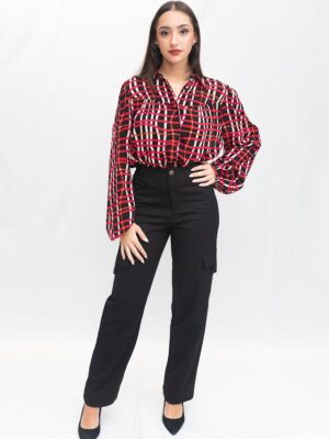 Pantalón cargo negro de Lola Espeleta visto de frente.