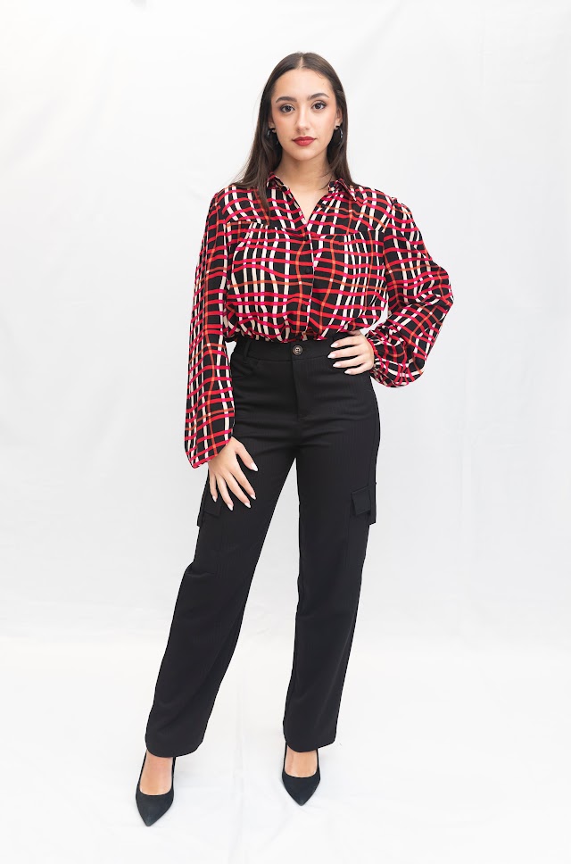 Pantalón cargo negro de Lola Espeleta visto de frente.