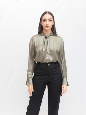 blusa verde oliva de tencel Orfeo París modelo chemisier Léon